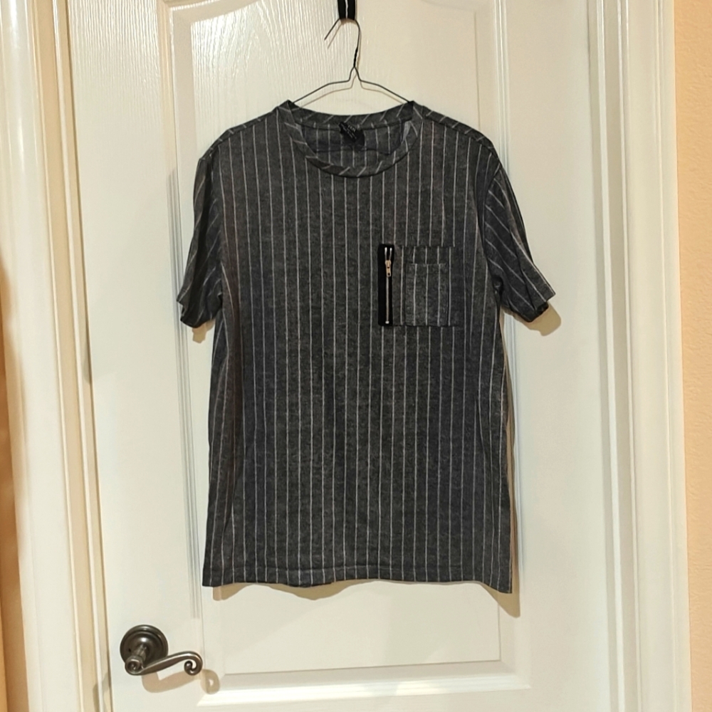 Short-sleeved crew neck T-shirt